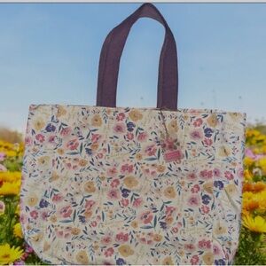 🌼 NWT.Floral Tote Bag with Purple Handles🌼